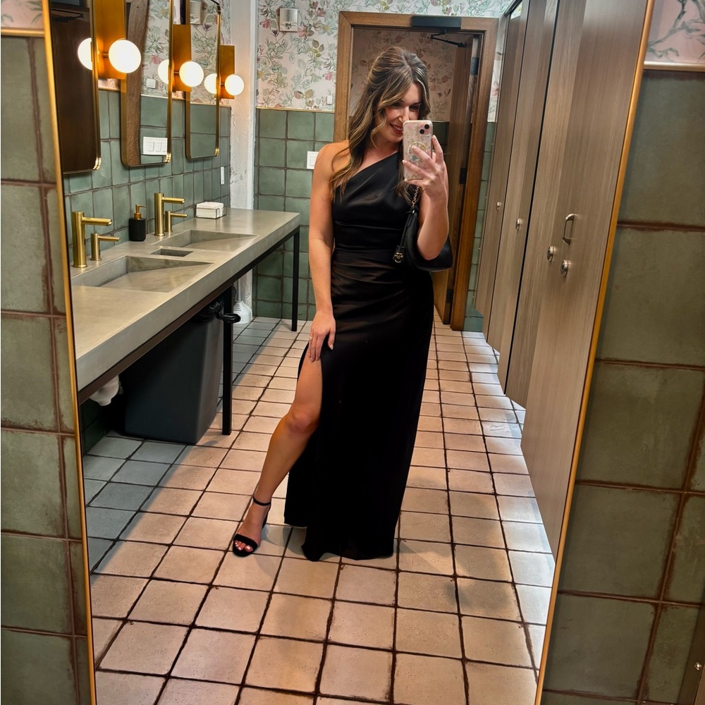 Lulu’s Black Satin One-Shoulder Gown